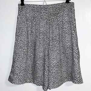 Chaus Sport print dressy rayon shorts with on seam pockets and stretch waist M